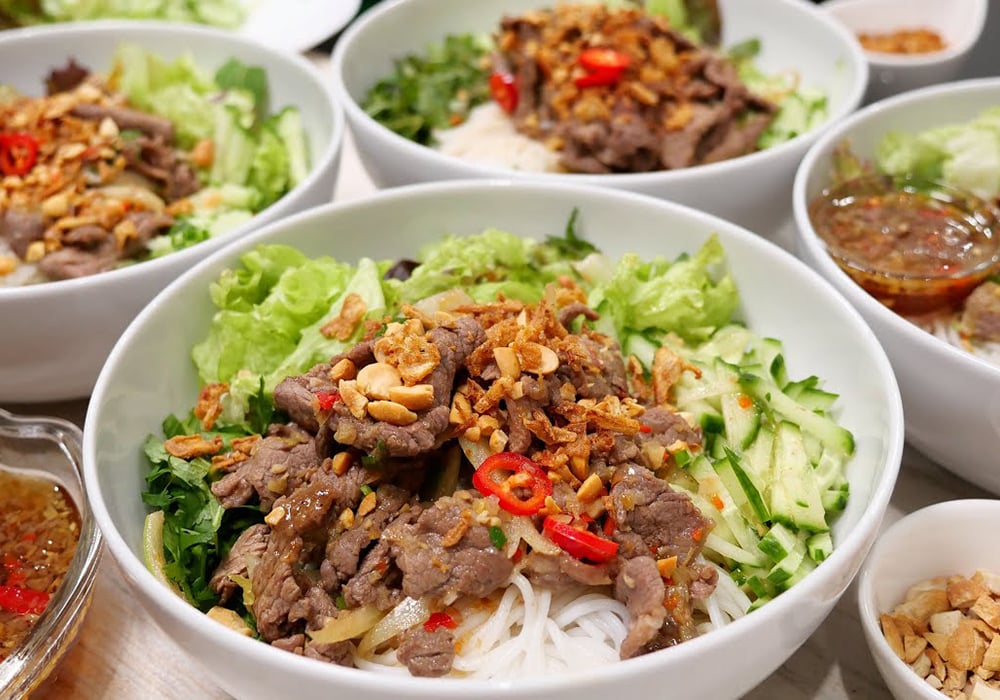 Bún Thịt Bò Xào Sả img Lemongrass Stir-Fried Beef with Vermicelli - Image 1